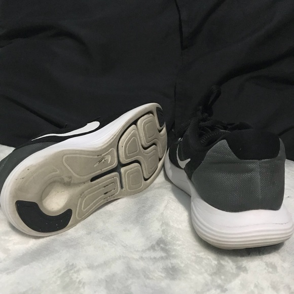 Women’s Nike black lunarlon tennis shoes - Picture 2 of 4